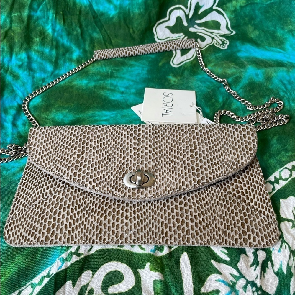 SORIAL‎ CLUTCH CROSSBODY PURSE LEATHER TAN PREPPY CHIC VERSATILE